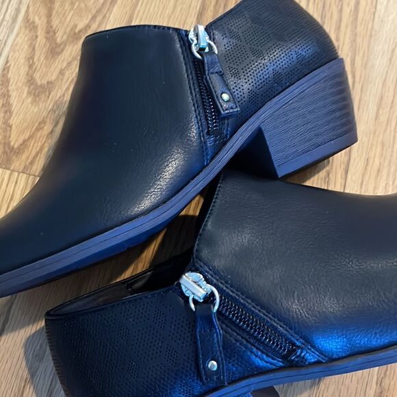 Dr. Scholl’s Black Short Booties w/ Memory Foam & Subtle Geometric Design- 7.5M - Picture 12 of 15